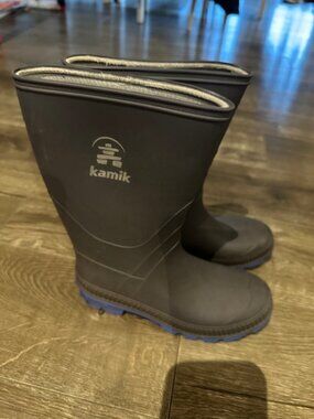 Kamik rain boots size 4 youth